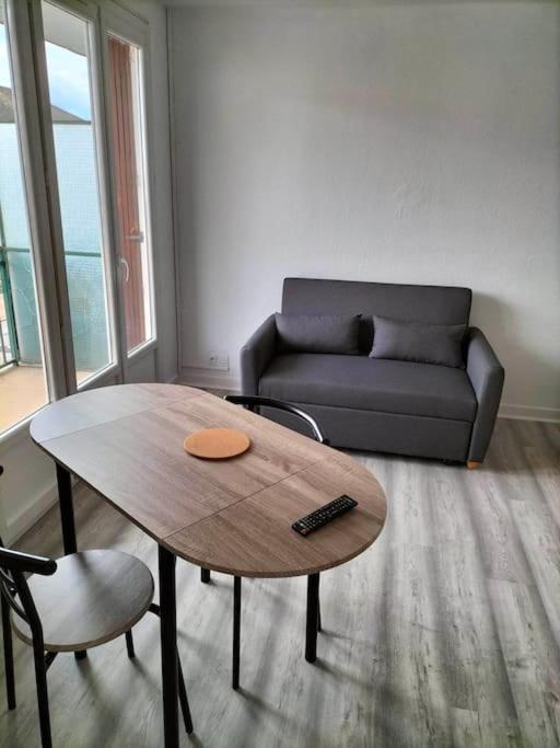 Appartement Avec Balcon Et Parking Prive Roanne Exterior foto